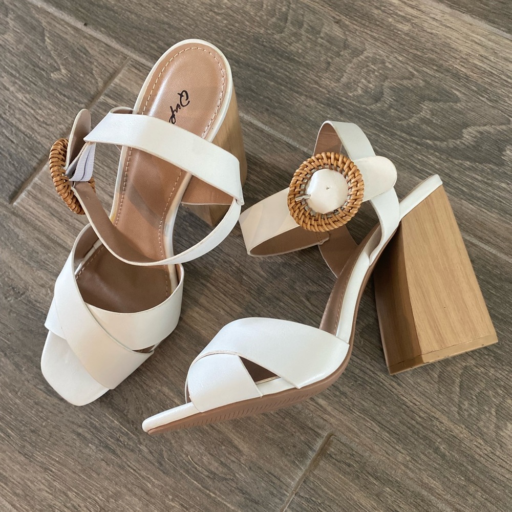 WHITE CHUNKY HEEL SANDAL HEELS Wicker Buckle Strap CUTE!